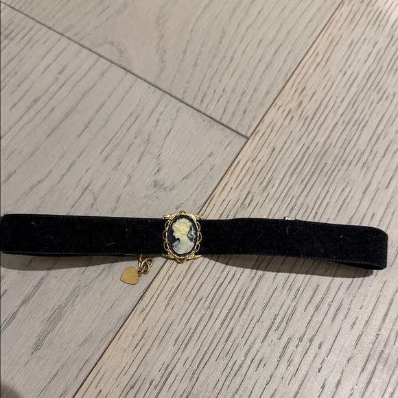 Elegant Black Velvet Choker with Gold Accents - Picture 1 of 1